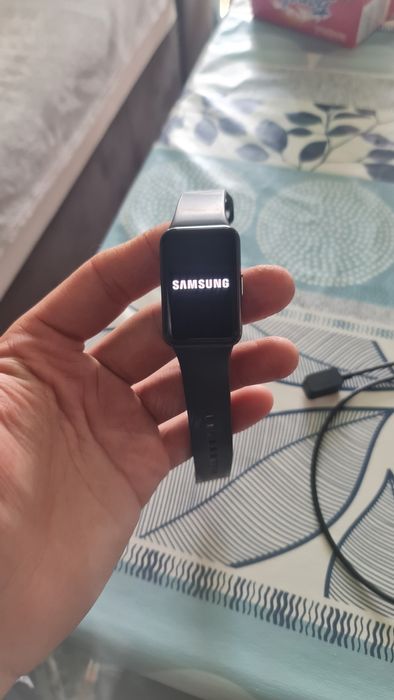 Продавам смарт часовник Samsung