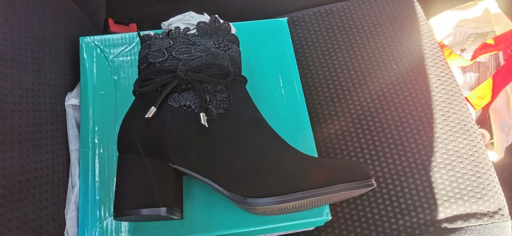 Дамски черни велурени боти