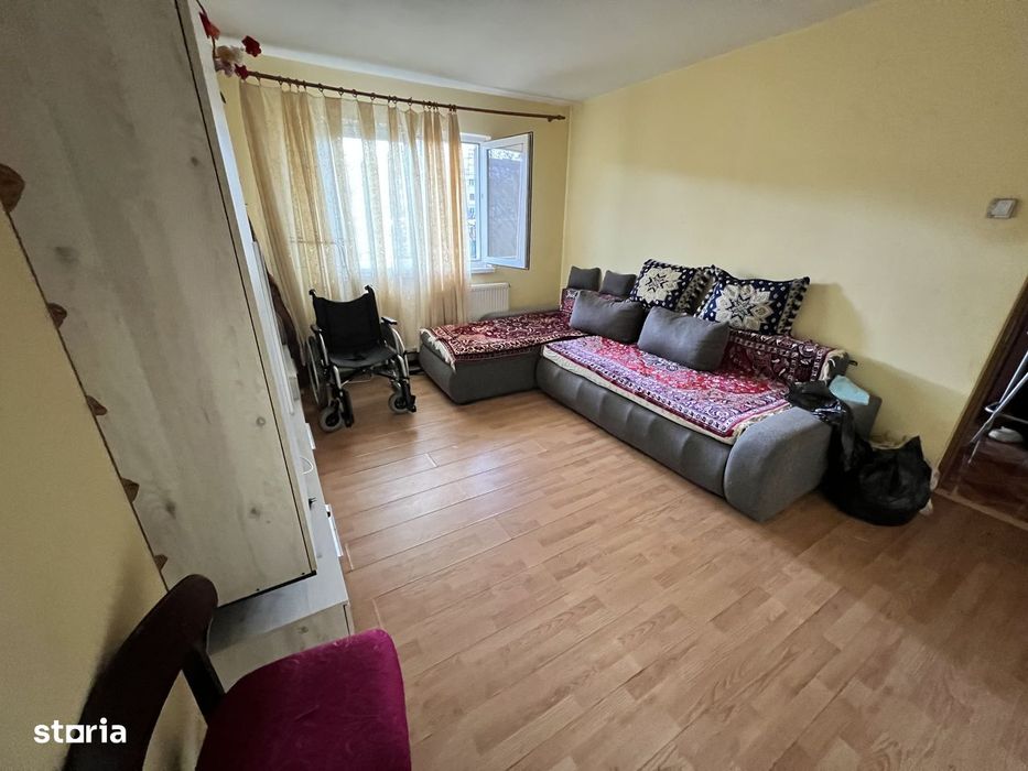 VAND apartament 2 camere semidecomandat,zona Calea Cisnadiei
