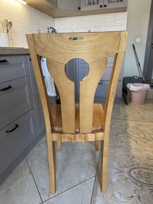 Продам стулья деревянные 5 штук и стол