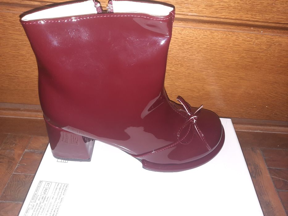 Ghete lăcuite bordo