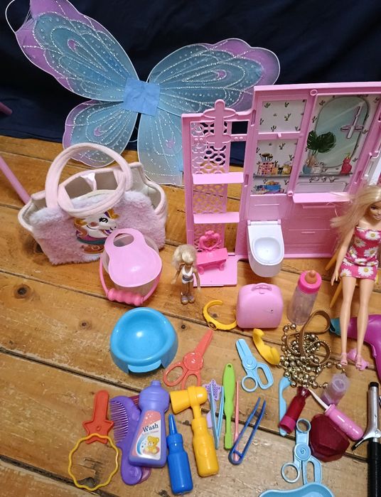 Vând jucării fetita Barbie