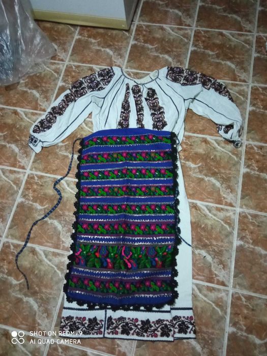 vând costum popular