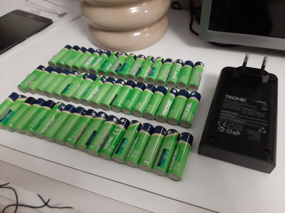 Pachet 50 acumulatori reincarcabili Tronic AA 2500 mah  + incarcator Tronic.
