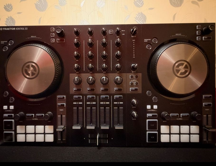 Vând consolă  dj