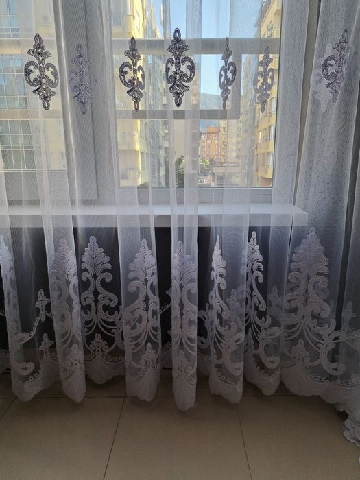 Снежно бяла завеса с бродерия
