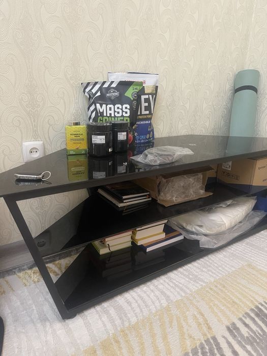 Стеклянная подставка под телевизор