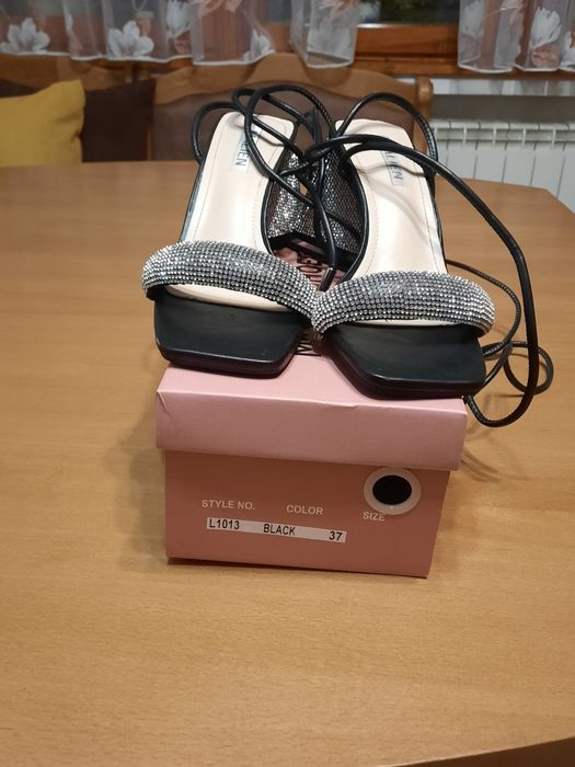 Красиви и удобни дамски сандали в комплект с чанта