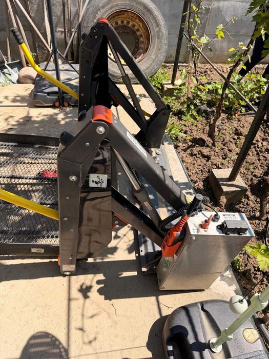 Vând lift hidraulic 350 kg