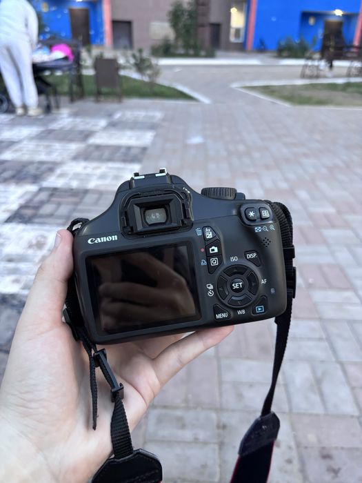 Продам камеоу Canon DS126291 EOS 1100D