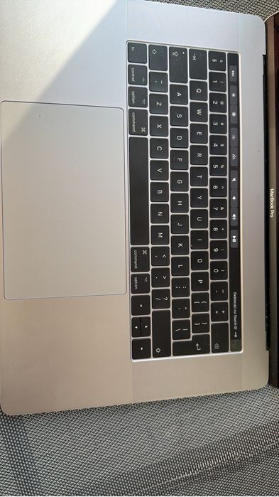 Macbook pro 15” 2017 i7 4nuclee 256 gb silver