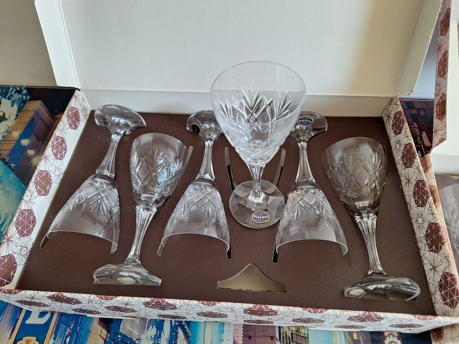 Pahare cristal de Boemia. Sunt ff vechi si sunt bine întreținute.