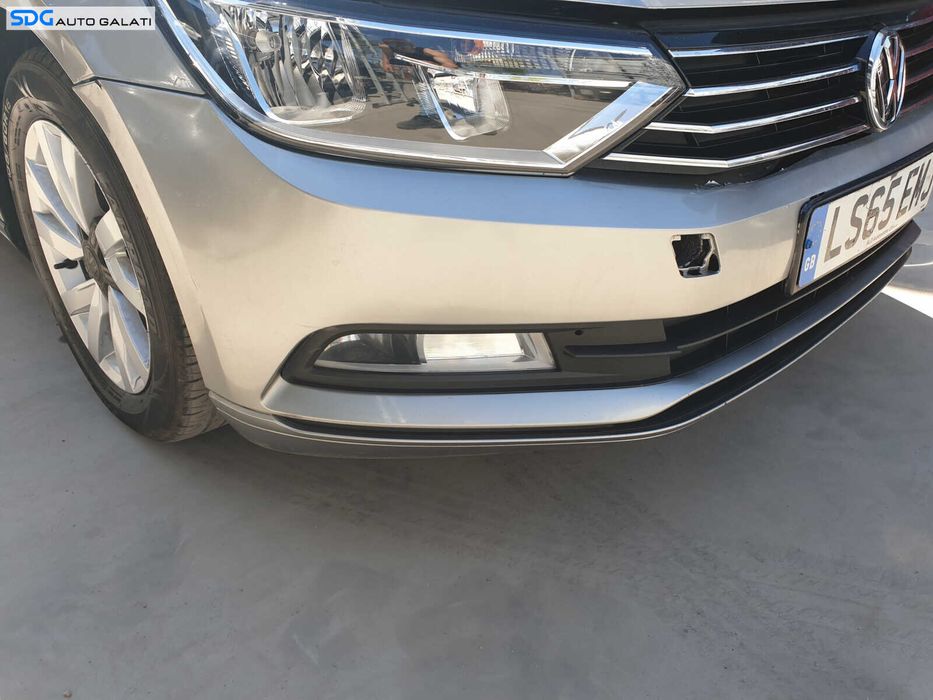 Bara Spoiler Fata cu Grile si Proiectoare Fara Grila cu Emblema cu Imperfectiuni Volkswagen Passat B8 2015 - 2019 Culoare LB7W [C3912]