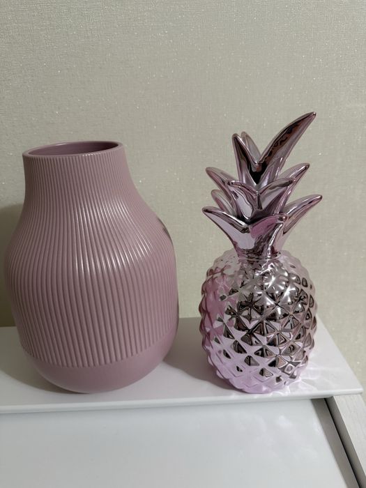 Ваза для цветов и ананас для интерьера