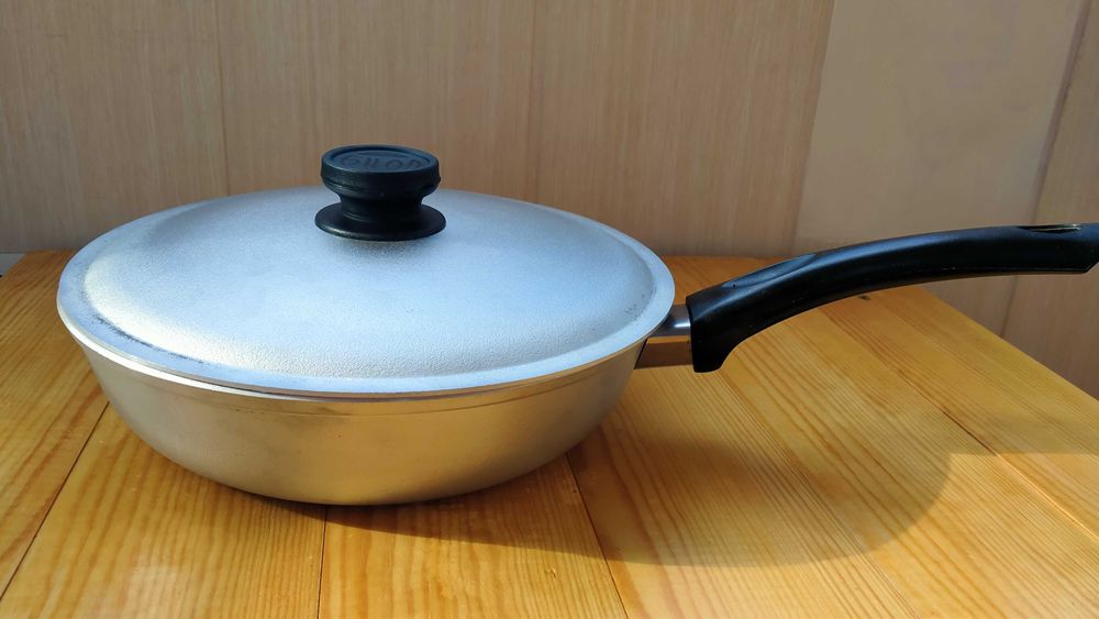 Сковорода литая Биол с крышкой