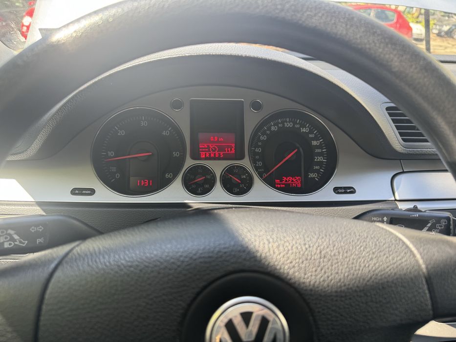 VW Pasat комби -напълно обслужена и с платени преглед , гражданска и винетка