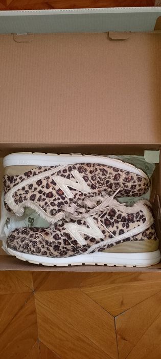 Кроссовки New Balance с леопардовым принтом.