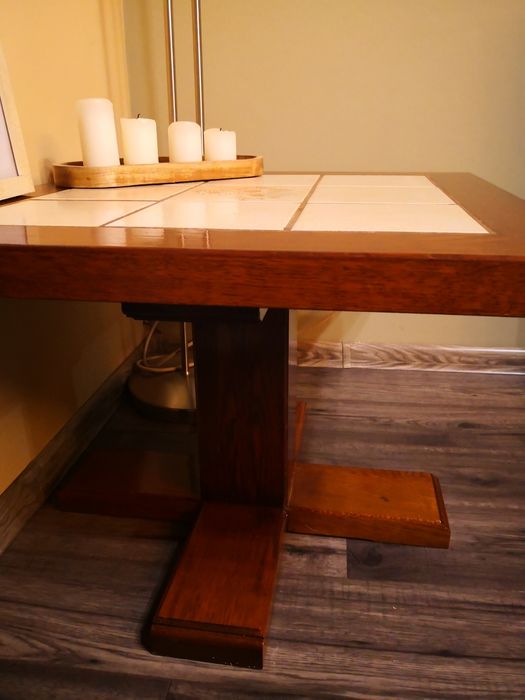 Холна маса от масивно дърво