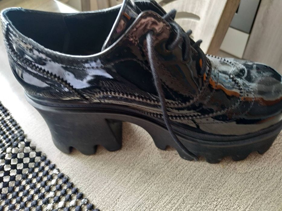 Обувки черен лак