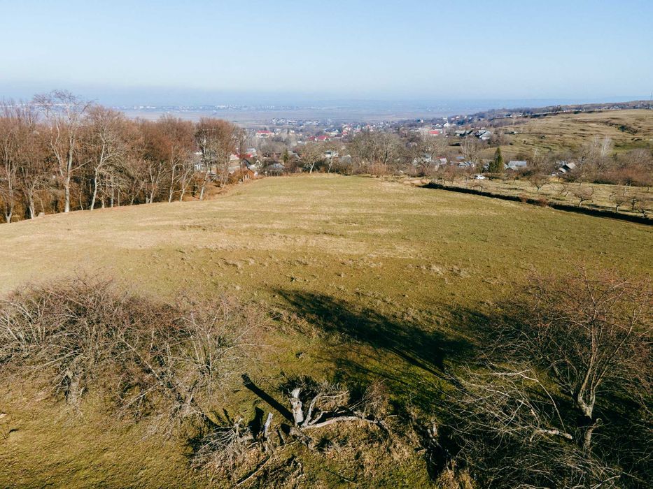Teren 9.100 mp lângă pădure, utilități  – panoramă superbă – Udești