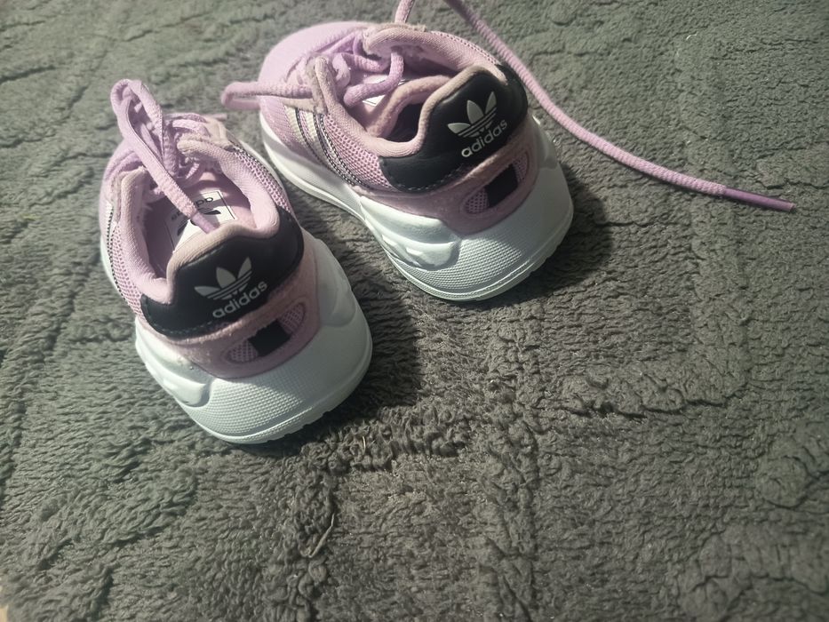 Vând adidași ,mărimea 16!