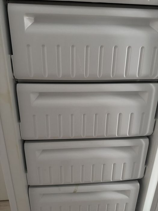 Продам морозильник вертикальный, индезит .