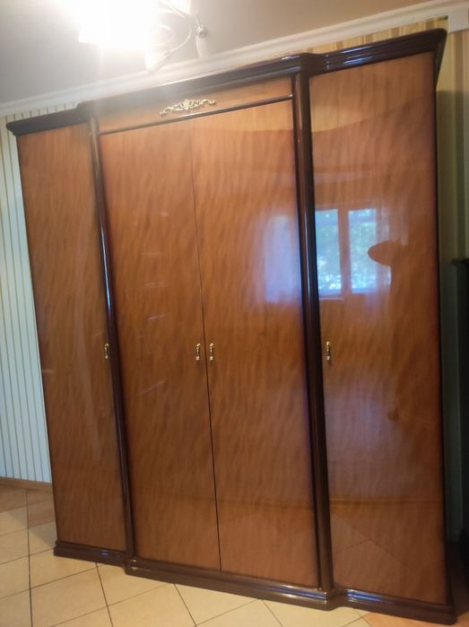 Продам шкаф гоостиная