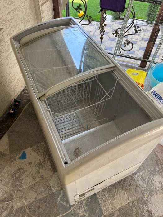 Продам витринный холодильник Almagreen