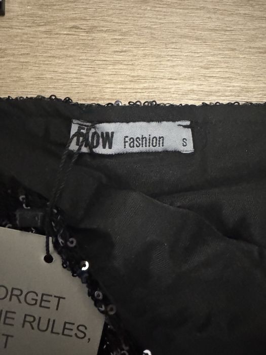 Ефектна къса пола с етикет