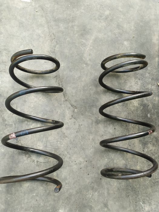 Продам пружины subaru lancaster 3л.
