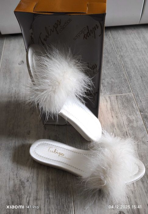 Булчинска рокля в комплект с обувки чанти и каса за пликове