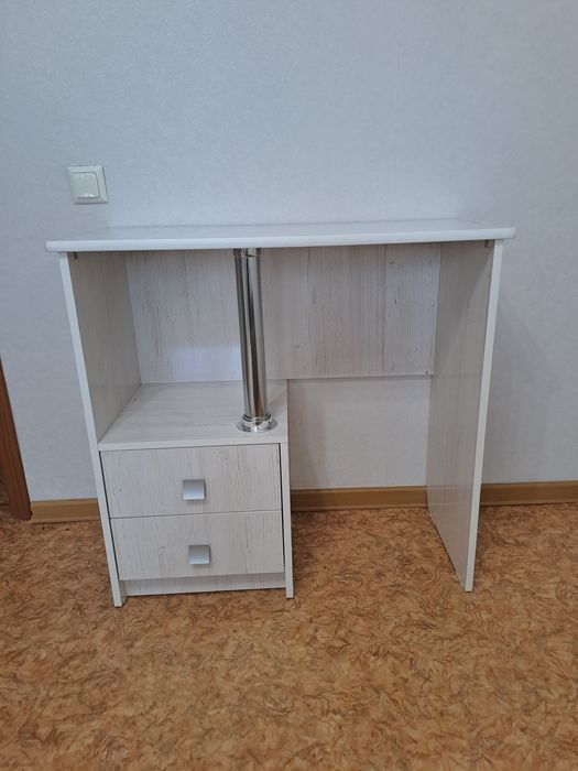 Столик для спальни.  Недорого