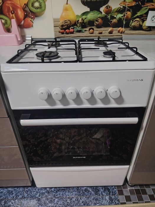 Газ плита и чай стол 2 шт сатылады. Цена газ 1.400. Стол 400.