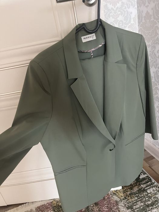 Продается костюм: пиджак и юбка