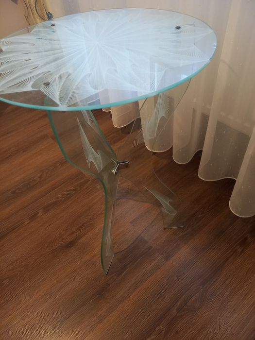 Masuta de sticla cu 3 picioare de sustinere tot din sticla.
Sticla are