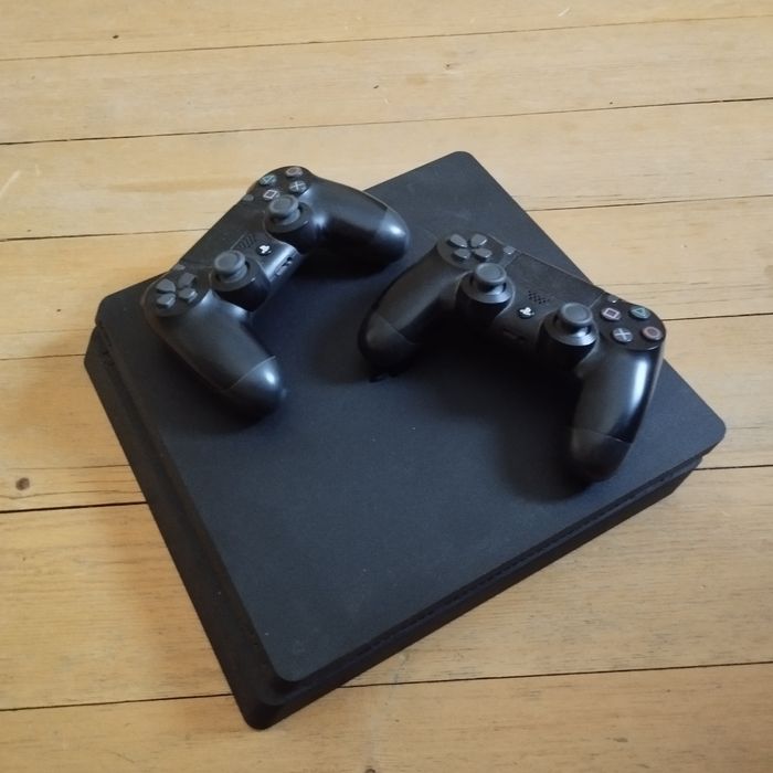 Playstation 4 slim 1TB с игри и 2 контролера