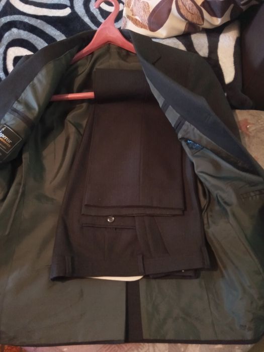 Vând costume bărbați