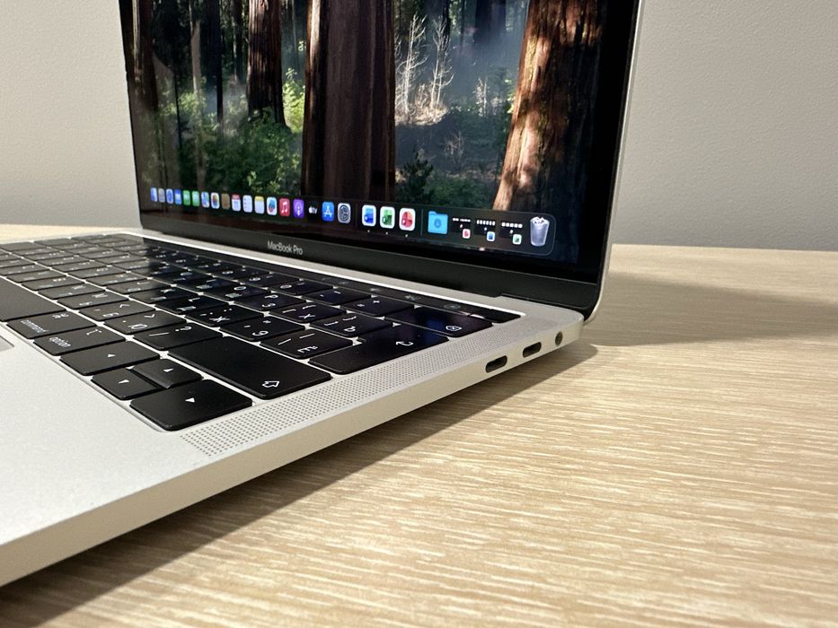 Ноутбук Apple MacBook Pro с Touchbar Макбук про