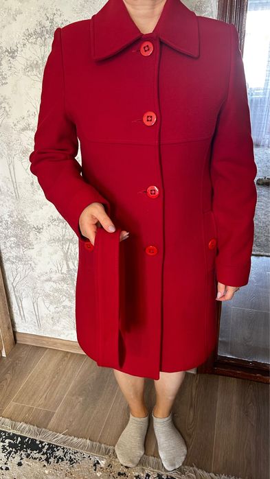 Классическое красное пальто