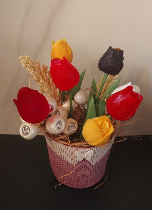 Цветя в кашпа изработени от сапунена база.