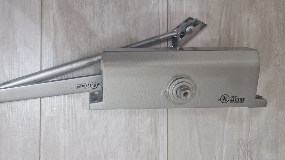 Доводчик дверей,для дверей доводчик