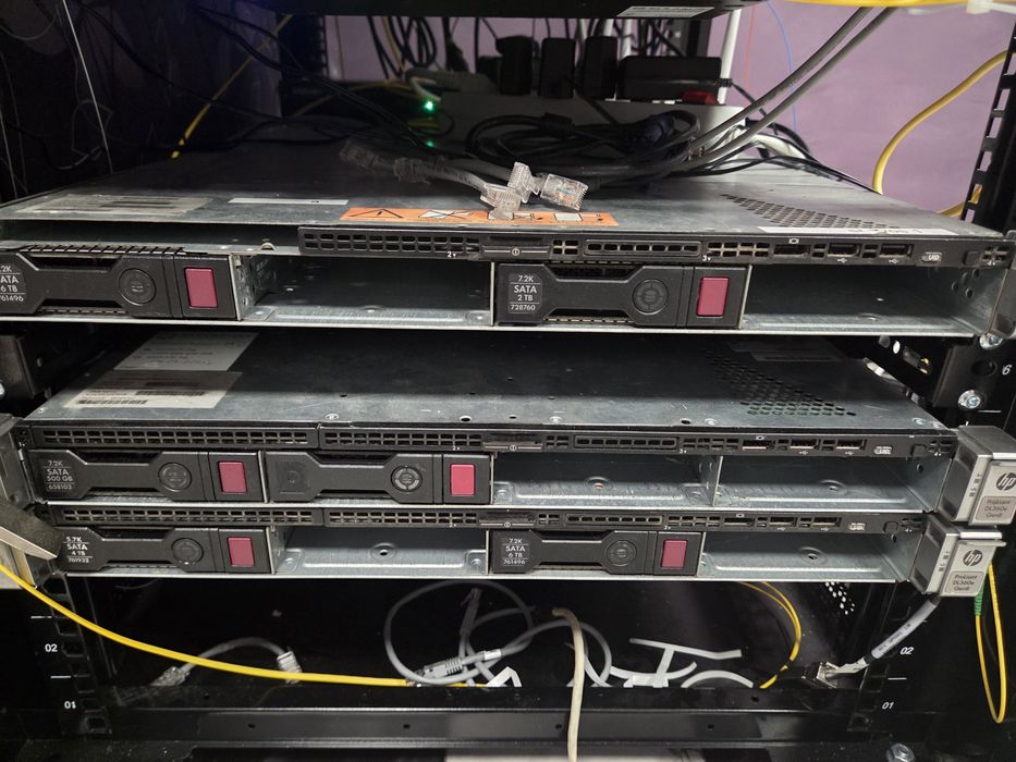 Продавам 3 броя hp servers