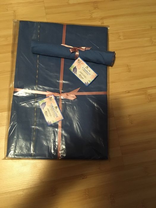 Fata de masa albastra cu servetele, brodata