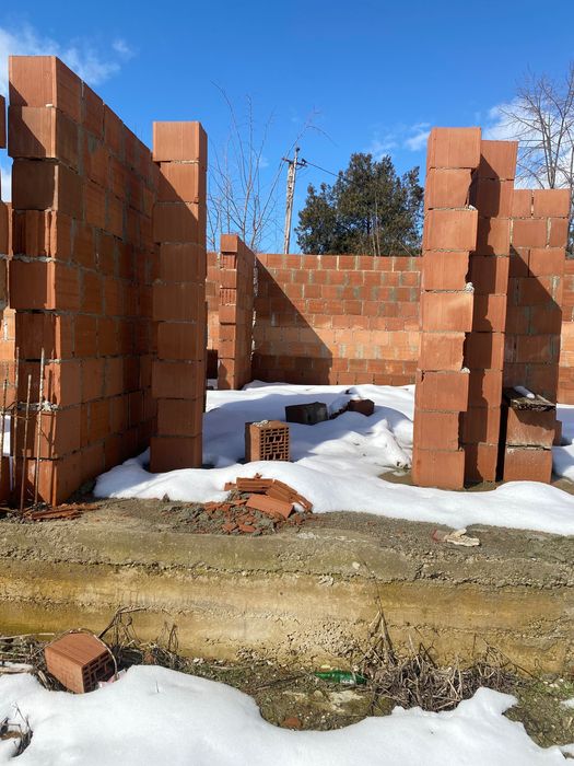 Se vinde teren și construcție 800m