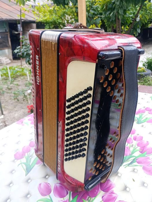 Vând acordeon HOHNER cu toc.