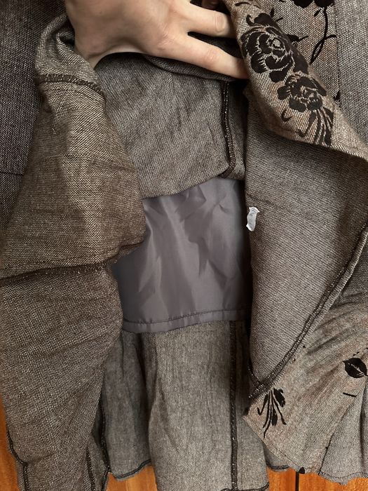 Кафяв вълнен костюм с пола