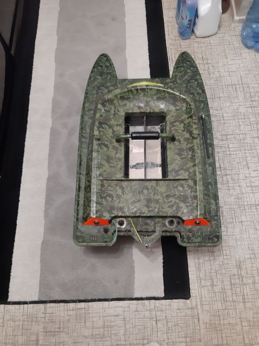 Лодка за захранка Devict