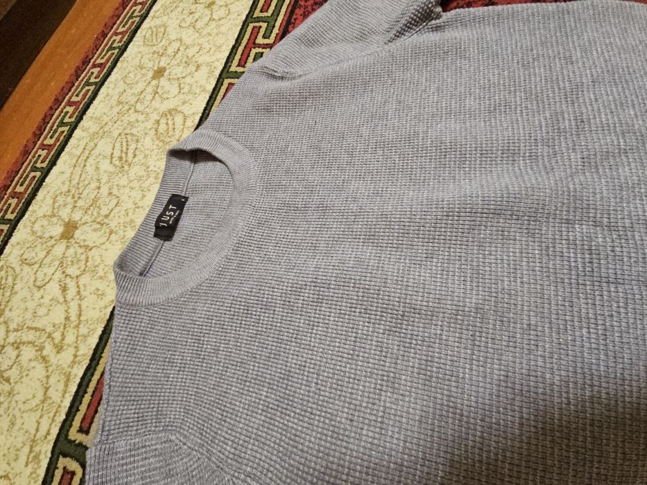 Свитер, джинсы сатылады