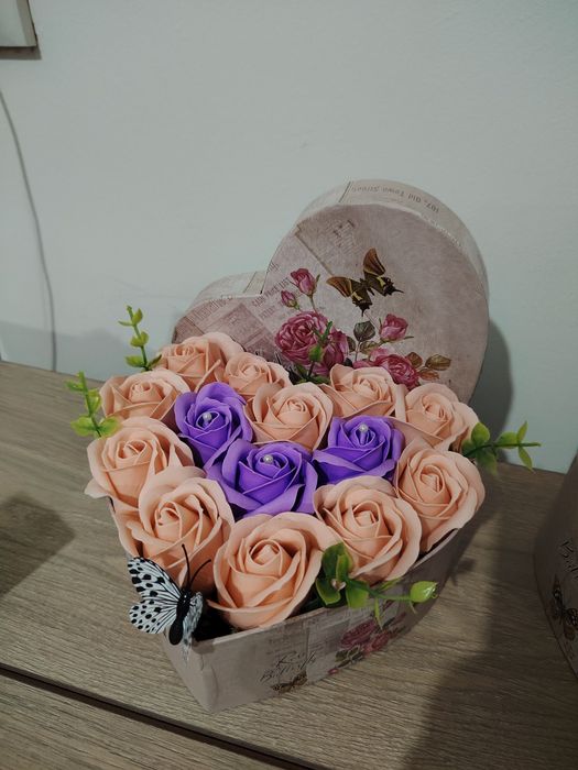 Cutie tip inima cu trandafiri de săpun
