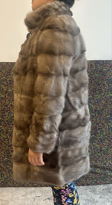 Шуба в отличном состояний.  размер 42